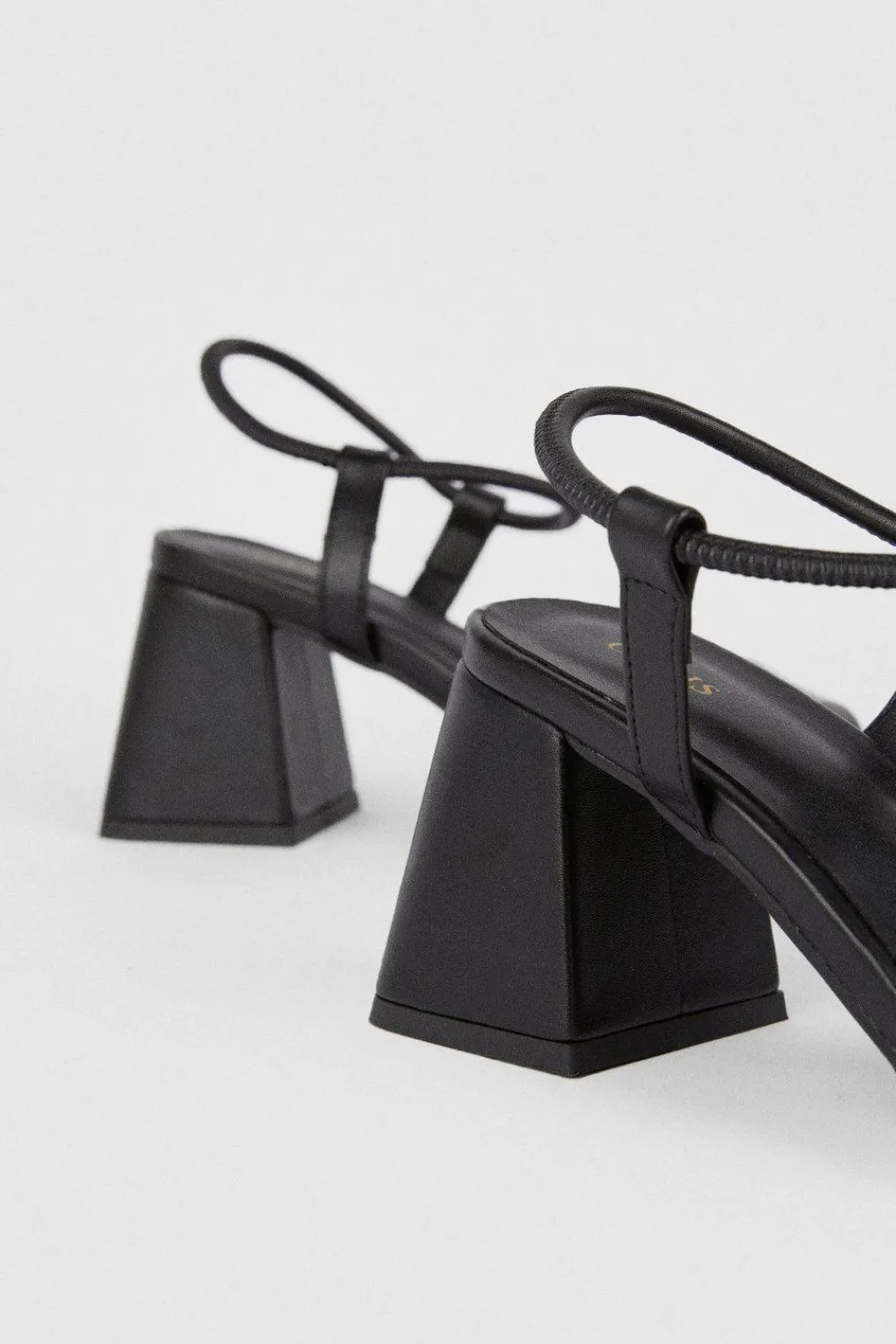 Outlet Oasis Cross Strap Block Heel Sandals Black
