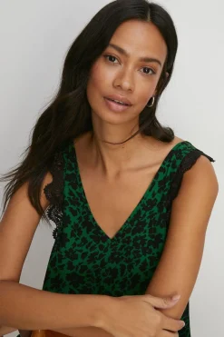 Fashion Oasis Floral Lace Trim Vest Green