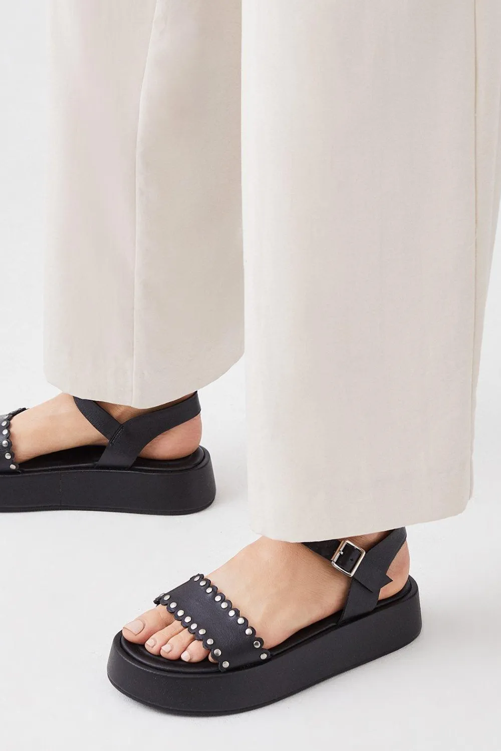 Hot Oasis Leather Scallop Flatform Sandals Black